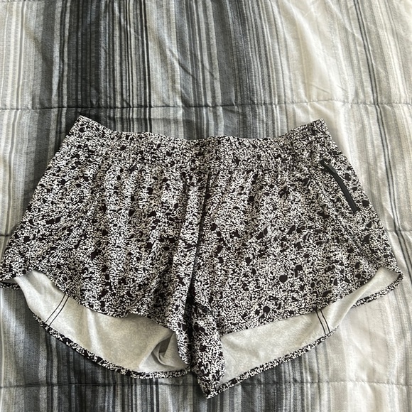 lululemon athletica Pants - Lululemon Tracker Mid Rise Short 4” Sporadic Black Rhino Grey